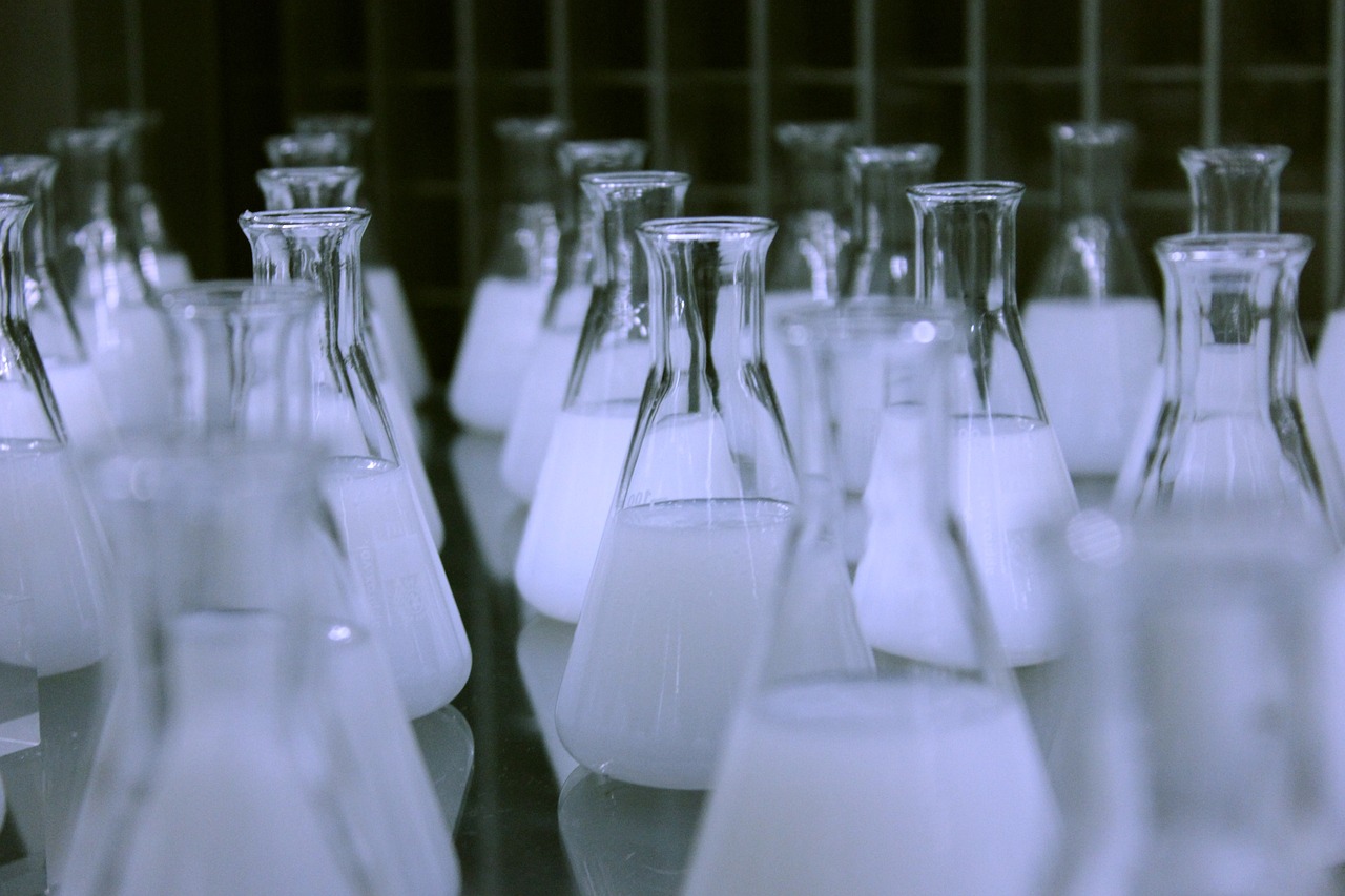 flasks, erlenmeyer, chemistry-606612.jpg